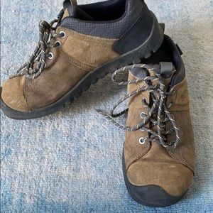Keen hiking